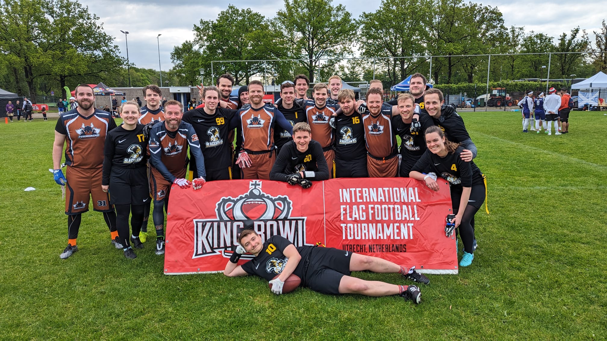 King Bowl: Flag-Team hält Hawks-Fahne international hoch